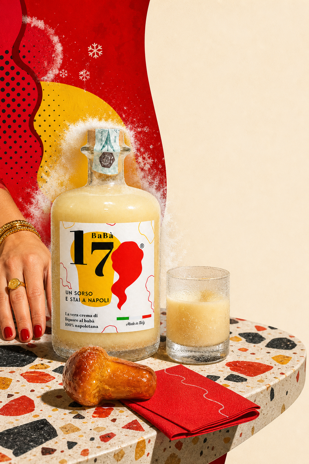 Nuova scena pop art del rituale con la bottiglia originale Babà17 Classic, bicchiere freddo e babà